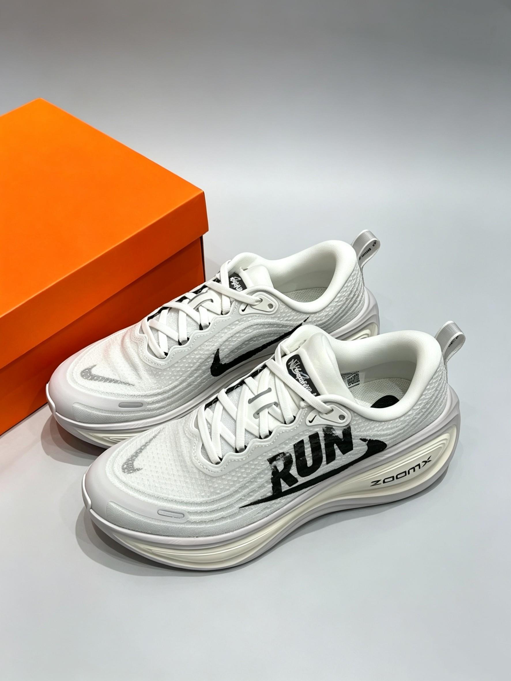上脚软到起飞|Nike Vomero Plus白色低帮ZOOMX跑步鞋 潮流百搭